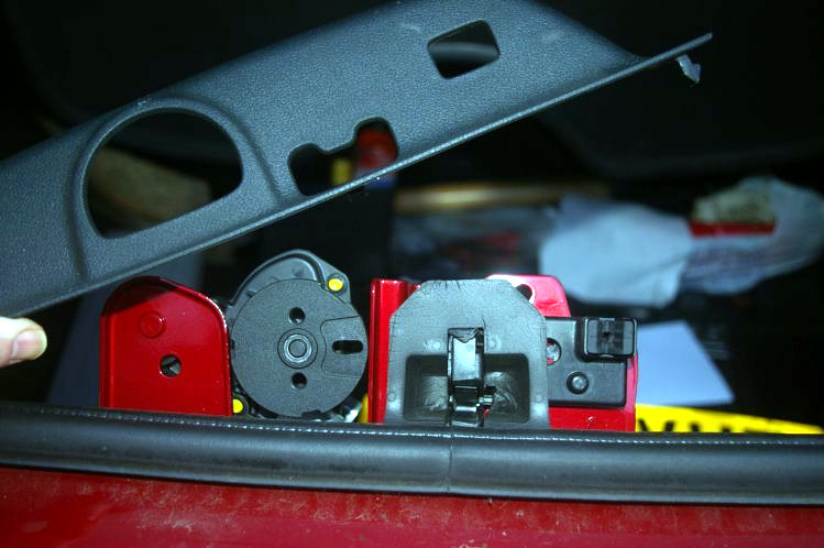 Fitting a Peugeot 308SW reversing camera step C-2